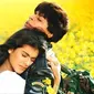 Kajol dan Shahrukh Khan dalam film Dilwale Dulhania Le Jayege. Foto: via kinirokay.com