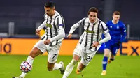 Striker Juventus, Cristiano Ronaldo, menggiring bola saat melawan Dynamo Kiev pada laga Liga Champions di Stadion Allianz, Kamis (3/12/2020). Juventus menang dengan skor 3-0. (Marco Alpozzi/LaPresse via AP)