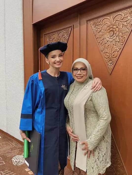 <p>Enzy mengaku nyesek ketika melihat temannya sudah wisuda. Namun ia tetap berbesar hati lantaran ketika itu prioritasnya bukan kuliah tapi bekerja. [Foto: instagram.com/enzystoria]</p>