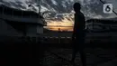 Seorang anak bermain di pelabuhan sunda kelapa, Jakarta, Kamis (12/8/2021). Kegiatan bermain dipinggir dan berenang air laut ini merupakan bagian dari keseharian mereka mengisi waktu kosong diluar jam sekolah. (Liputan6.com/Johan Tallo)