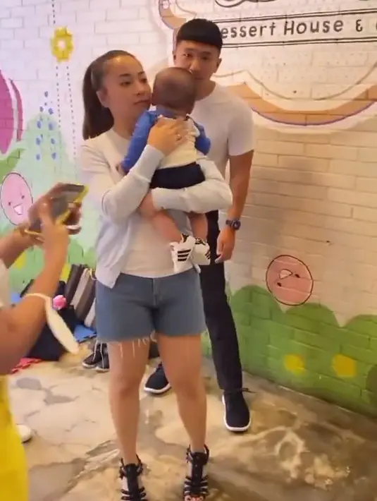 <p>Nikita Willy dan Baby Izz kembali ke Indonesia (Instagram/nikitawillyofficial94)</p>