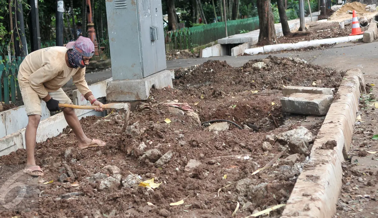 Pekerja menyelesaikan pembangunan trotoar di Jalan Raya Ragunan, Jakarta, Rabu (12/10). Suku Dinas Bina Marga Jaksel mengalokasikan anggaran Rp 79 miliar untuk pembangunan dan perbaikan trotoar di 10 kecamatan Jaksel. (Liputan6.com/Yoppy Renato)