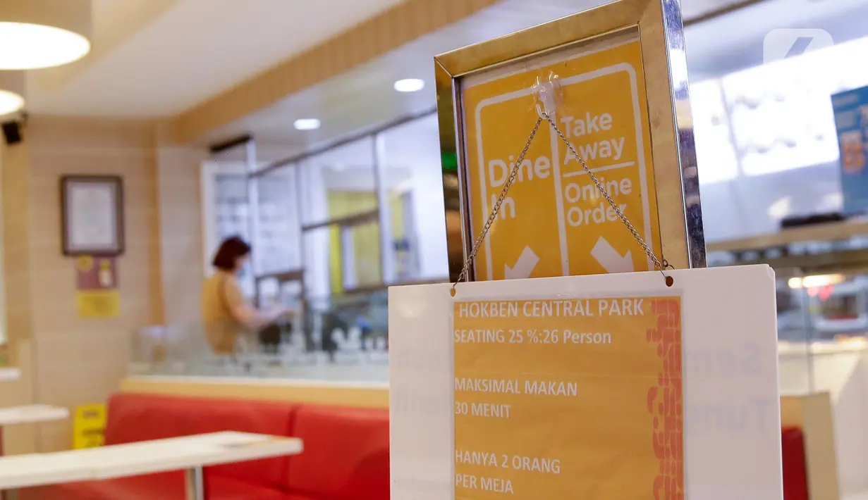 Peraturan terpampang pada restoran yang berada di Mal Central Park, Jakarta, Jumat (20/8/2021). Restoran dalam pusat perbelanjaan kini bisa makan di tempat dengan syarat kapasitas maksimal 25 persen, satu meja maksimal dua orang, dan waktu makan maksimal 30 menit. (Liputan6.com/Angga Yuniar)