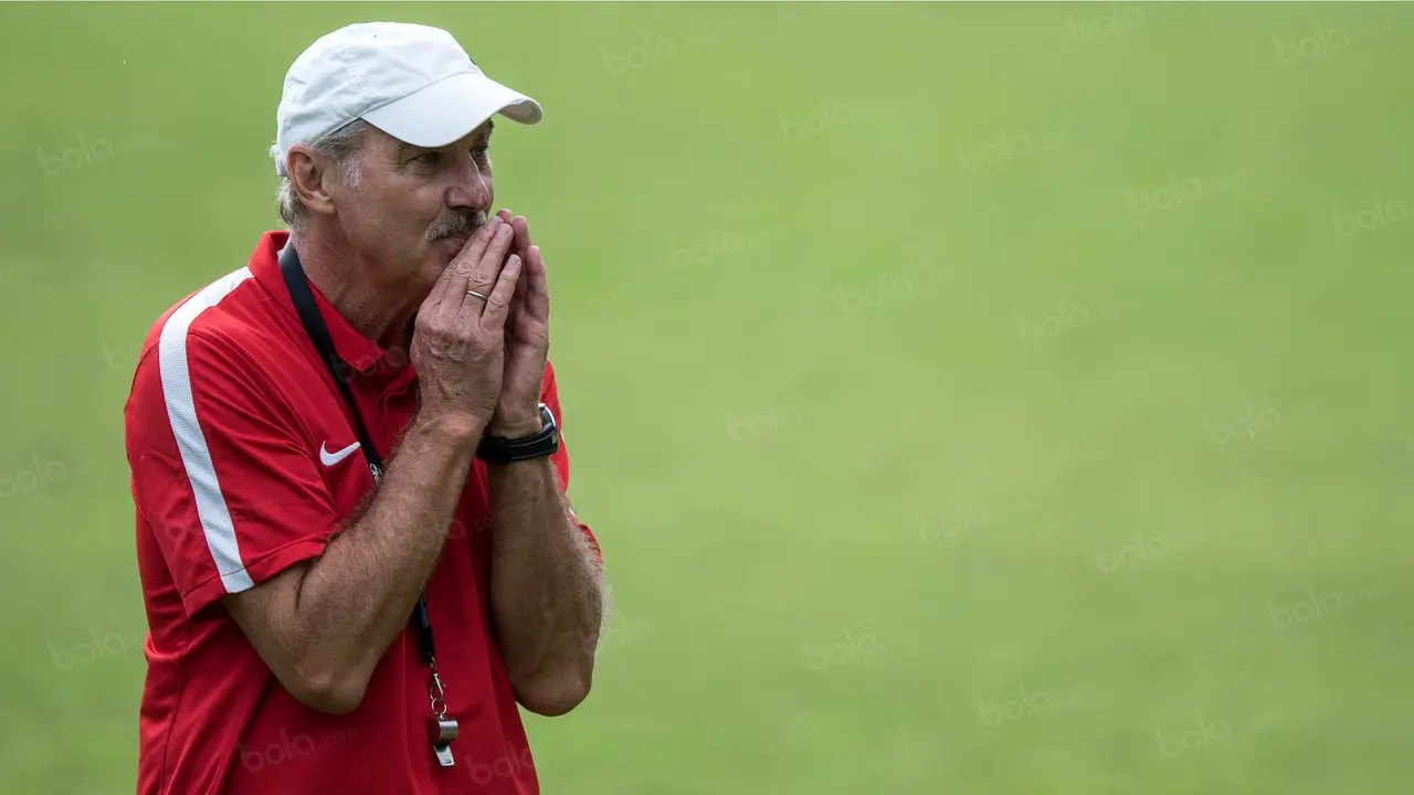 Gaya Rileks Alfred Riedl saat Melatih Timnas Indonesia