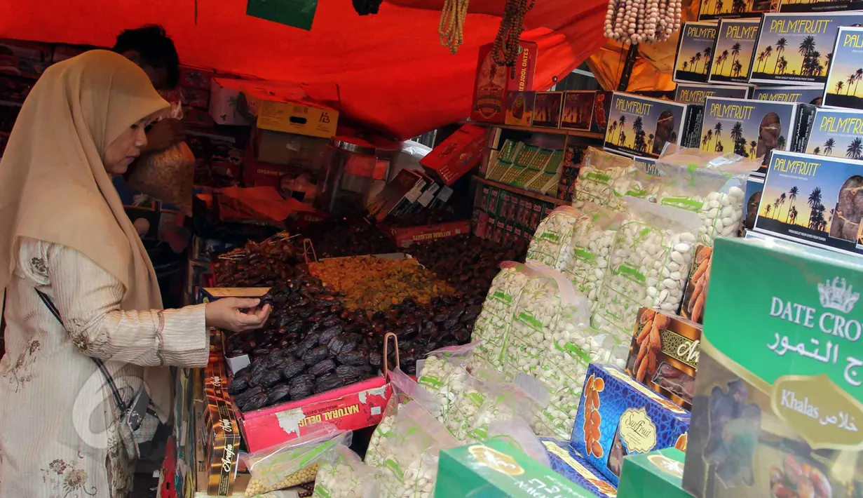 Seorang pembeli saat memilih buah kurma di pasar Tanah Abang, Jakarta, Selasa, (9/6/2015). Menjelang Ramadan Banyaknya pedagang kaki lima (PKL) yang menggelar dagangan di pinggir jalan menyebabkan daerah Tanah Abang macet. (Liputan6.com/Helmi Afandi)