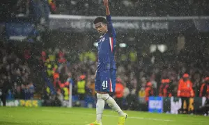 Selebrasi Estevao usai mencetak gol di laga Chelsea vs Ajax Amsterdam di matchday 3 Liga Champions 2025/2026 di Stamford Bridge, Kamis (23/10/2025). (AP Photo/Alastair Grant)