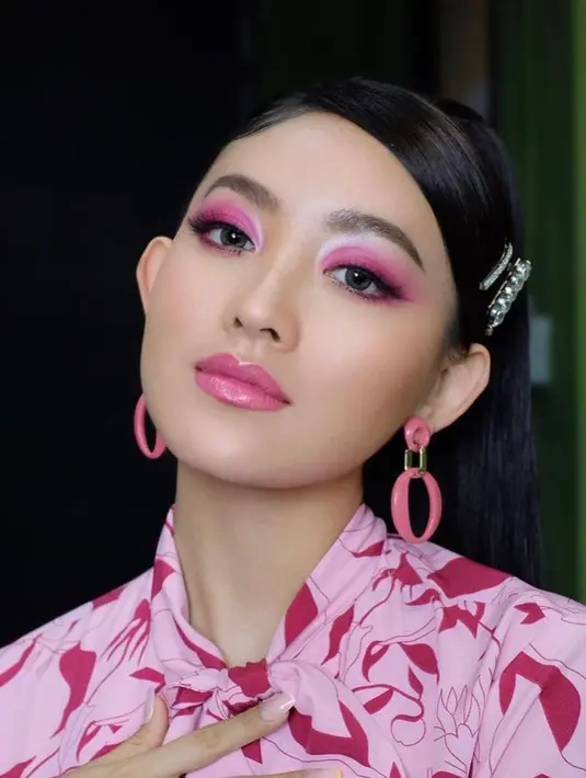 Kali ini, Natasha Wilona tampil dengan makeup monokromatik serba pink yang mencolok. Namun di bagian mata, ia tambahkan shimmer eyeshadow warna putih sebagai aksen. (Instagram/natashawilona12).