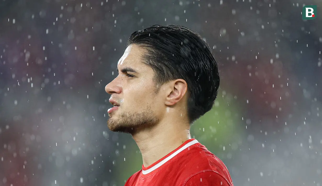 <p>Pemain Timnas Indonesia, Kevin Diks menyanyikan lagu kebangsaan Indonesia Raya saat dimulainya laga lanjutan putaran ketiga Grup C Kualifikasi Piala Dunia 2026 melawan Jepang di Stadion Utama Gelora Bung Karno (SUGBK), Senayan, Jakarta, Jumat (15/11/2024). (Bola.com/Bagaskara Lazuardi)</p>