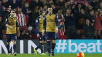 Ekepresi kekecewaan Mesut Ozil saat gawang Arsenal dibobol Southampton. (Reuters/Albert Gea)