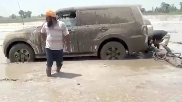 6 Potret Bajak Sawah Pakai Mobil Mewah Ini Nyeleneh, Pengganti Kerbau