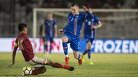 Bek Timnas Indonesia, Fachrudin Aryanto, menekel striker Islandia, Aron Sigurdarson, pada laga persahabatan di SUGBK, Jakarta, Minggu (14/1/2018). Timnas Indonesia kalah 1-4 dari Islandia. (Bola.com/Vitalis Yogi Trisna)