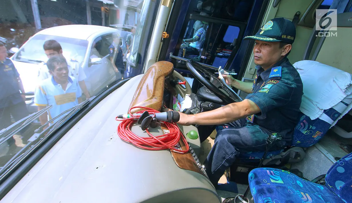 Petugas BPTD wilayah Banten Kementerian Perhubungan memeriksa bagian kemudi bus di Pool Blue Star, Pondok Cabe, Rabu (30/5). Pengecekan ini dilakukan untuk memastikan kelayakan armada bus yang akan digunakan untuk mudik lebaran. (Merdeka.com/Arie Basuki)