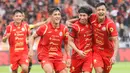 Di babak kedua, pada menit ke-61, Persija unggul lewat gol Arlyansyah Abdulmanan. Tampak dalam foto, pemain Persija, Arlyansyah Abdulmanan (kedua kanan) saat merayakan golnya ke gawang Persijap pada laga pekan ke-16 BRI Super League 2025/2026 di Stadion Utama Gelora Bung Karno (SUGBK), Jakarta, Sabtu (3/1/2026). (Bola.com/Abdul Aziz)
