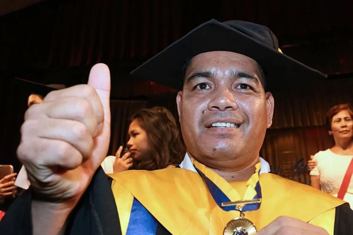 Keren! Satpam Kampus Lulus Kuliah dengan Predikat Cumlaude