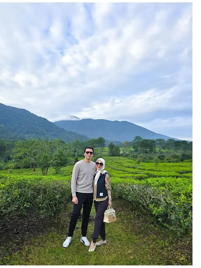 6 Potret Piknik Mewah Syahrini dan Reino Barack, Nikmati Sarapan di Kebun Teh
