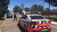 Pria itu mendekati kantor polisi bersenjata pisau dan mengancam petugas di lobi kantor polisi Quakers Hill, Australia.