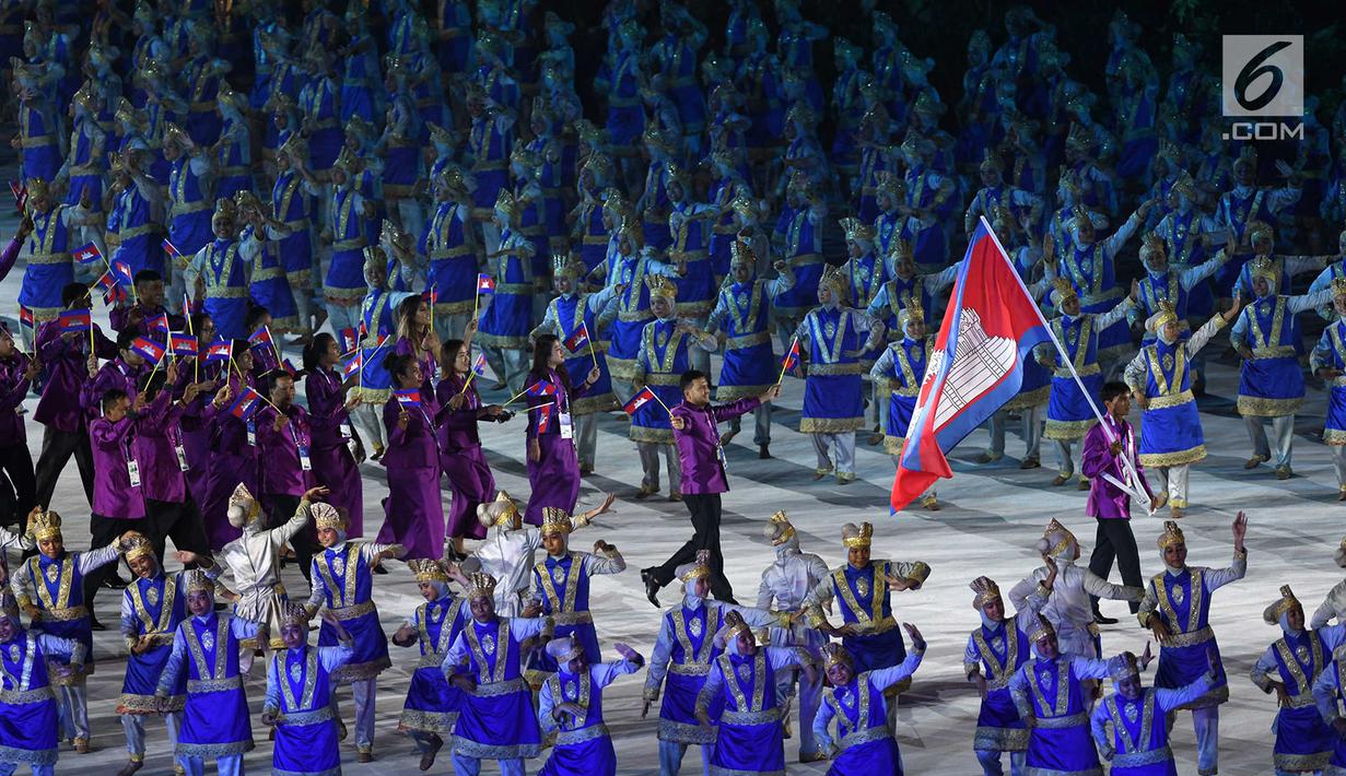 Kontingen Kamboja melintas saat pembukaan Asian Games 2018 di Stadion Utama Gelora Bung Karno (SUGBK), Jakarta, Sabtu (18/8). Asian Games 2018 diikuti 45 negara. (Merdeka.com/Imam Buhori)
