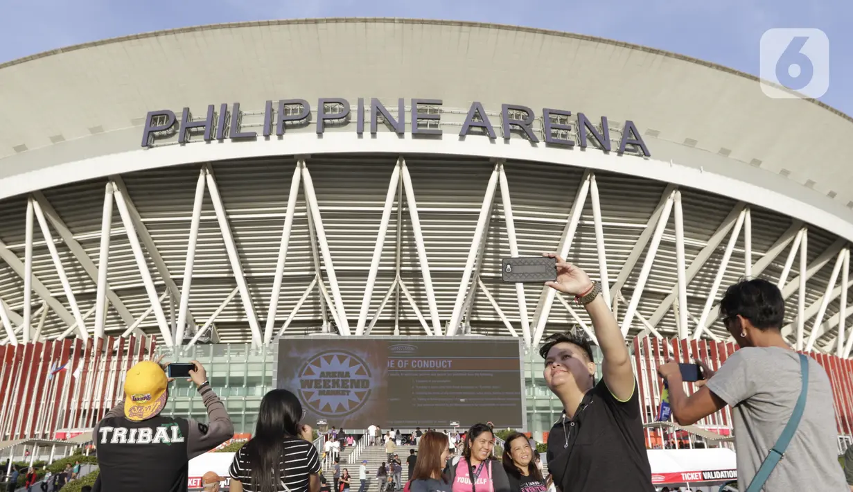 Penonton selfie jelang upacara pembukaan SEA Games 2019 di Philipine Arena Bulacan, Manila, Sabtu (30/11/2019). Pesta olahraga se-Asia Tenggara ini akan berlangsung hingga 11 Desember. (Bola.com/M Iqbal Ichsan)