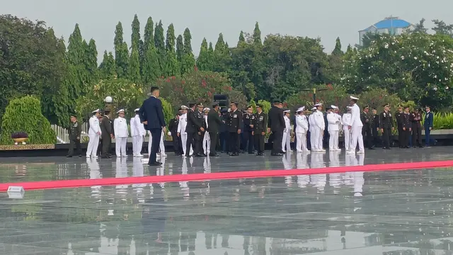 Upacara Hari pahlawan di Taman Makam Pahlawan, Kalibata, Jakarta, Minggu (10/11/2024).