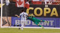Tendangan penalti kapten Argentina, Lionel Messi (nomor 10) yang gagal menjebol gawang Cile, pada laga final Copa Amerika Centenario 2016, di MetLife Stadium, East Rutherford, New Jersey, Senin (27/6/2016) pagi WIB. Messi gagal meraih trofi juara pada tig