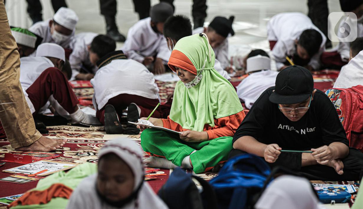 Sejumlah siswa sekolah dasar (SD) belajar mewarnai saat mengikuti perayaan Hari Anak Nasional yang digelar KAI Commuter di Stasiun Jakarta Kota, Jakarta, Jumat (22/7/2022). Kegiatan tersebut sekaligus bertujuan untuk mengenalkan moda transportasi kereta kepada siswa sejak dini. (Liputan6.com/Faizal Fanani)