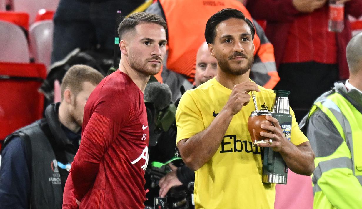 Pemain Liverpool, Alexis Mac Allister (kiri) berbincang dengan pemain Union Saint-Gilloise, Kevin Mac Allister sebelum laga Grup E Liga Europa 2023/2024 antara Liverpool di Anfield, Liverpool, Inggris, Jumat (6/10/2023) dini hari WIB. (AFP/Oli Scarff)