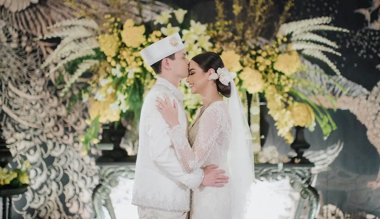 Adik ipar Jesse Choi ini juga melengkapi penampilannya dengan kalung berlian.