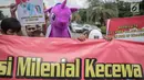 Massa yang tergabung dalam Komunitas Blogger Milenial (KBM) menggelar aksi #SaveUnicorn di Jakarta, Selasa (19/2). Massa membawa sejumlah spanduk dan boneka unicorn. (Liputan6.com/Faizal Fanani)