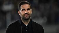 Pelatih Como asal Spanyol, Cesc Fabregas, memperhatikan jalannya pertandingan Serie A Italia antara Como dan Inter Milan di Stadion Giuseppe Sinigaglia di Como pada 12 April 2026. (Piero CRUCIATTI/AFP)