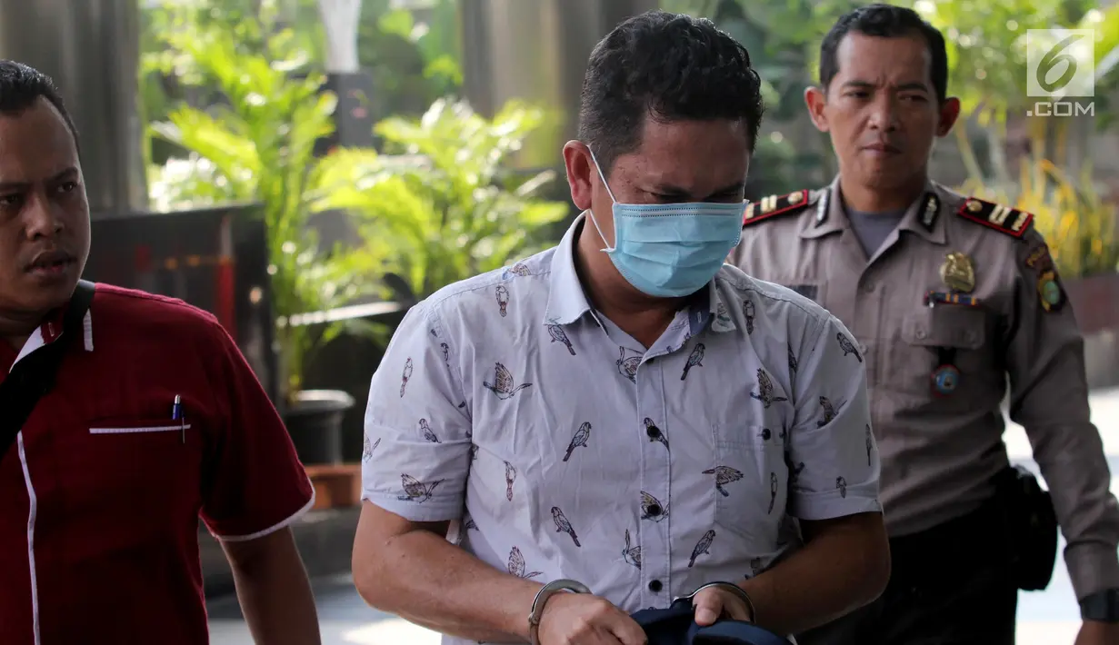 Kepala Kantor Imigrasi Kelas I Mataram Kurniadie tiba di Gedung KPK, Jakarta, Selasa (28/5/2019). Kurniadie mengenakan kemeja dan bercelana panjang hitam saat tiba di Gedung KPK. (Liputan6.com/HO/Joni)