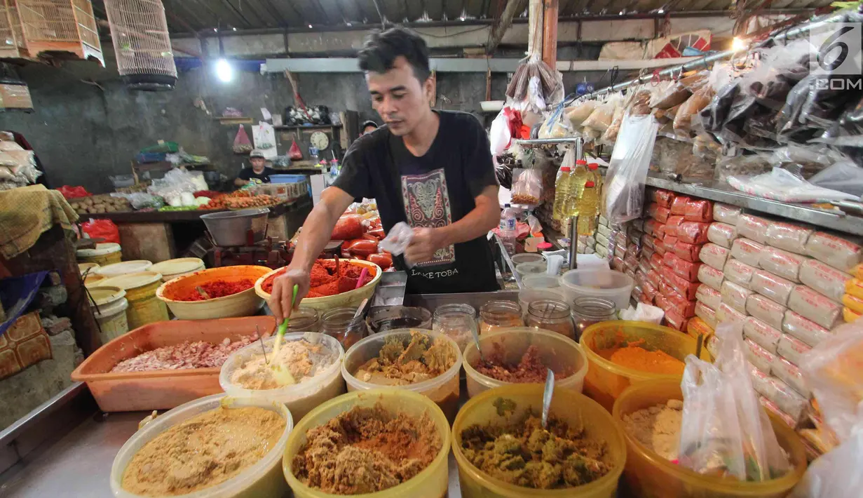 Pedagang mengambil bumbu di Pasar Kebayoran Lama, Jakarta, Selasa (3/4).Badan Pusat Statistik mencatat inflasi Bulan Maret 2018 sebesar 0,20 persen sehingga inflasi tahun kalender mencapai 0,99 persen (year to date). (Liputan6.com/Angga Yuniar)