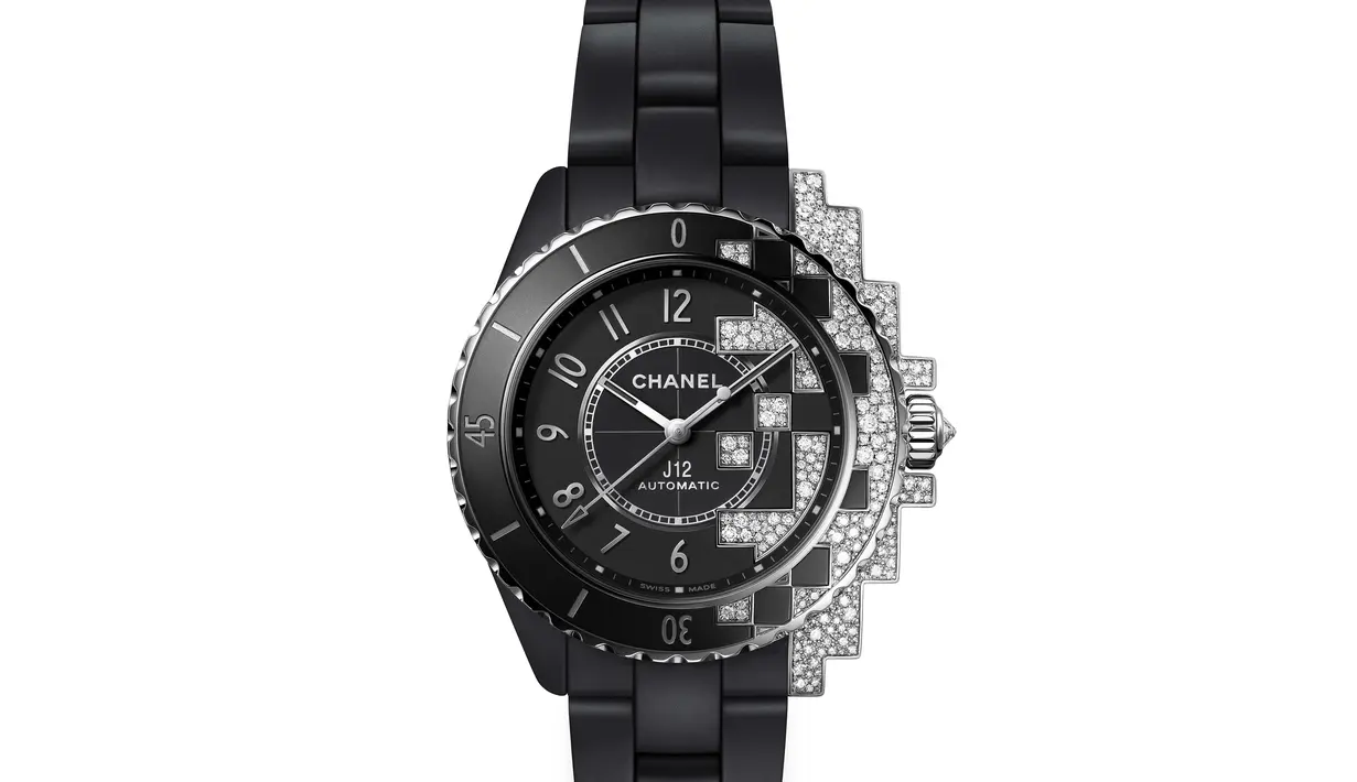 Terdiri dari keramik hitam matte dan set bezel emas putih berpotongan berlian dalam pola piksel. [Foto: Dok. Chanel]