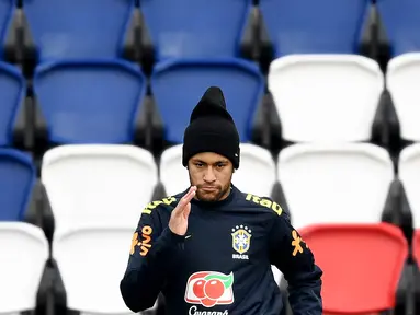 Striker Brasil, Neymar Jr, tampak serius saat sesi latihan jelang laga persahabatan di Paris, Rabu (8/11/2017). Brasil akan berhadapan dengan Jepang. (AFP/Franck Fife)