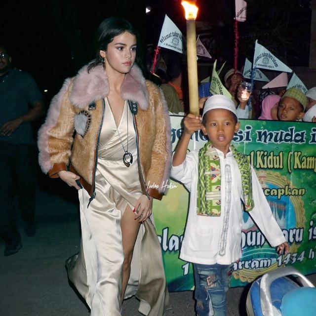 6 Editan Foto Selena Gomez Jadi Orang Indonesia Ini Bikin Ngakak