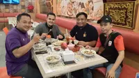 Manajer Persik Beny Kurniawan menjamu perwakilan manajemen dan suporter Persik di Palembang. (Bola.com/Gatot Susetyo)