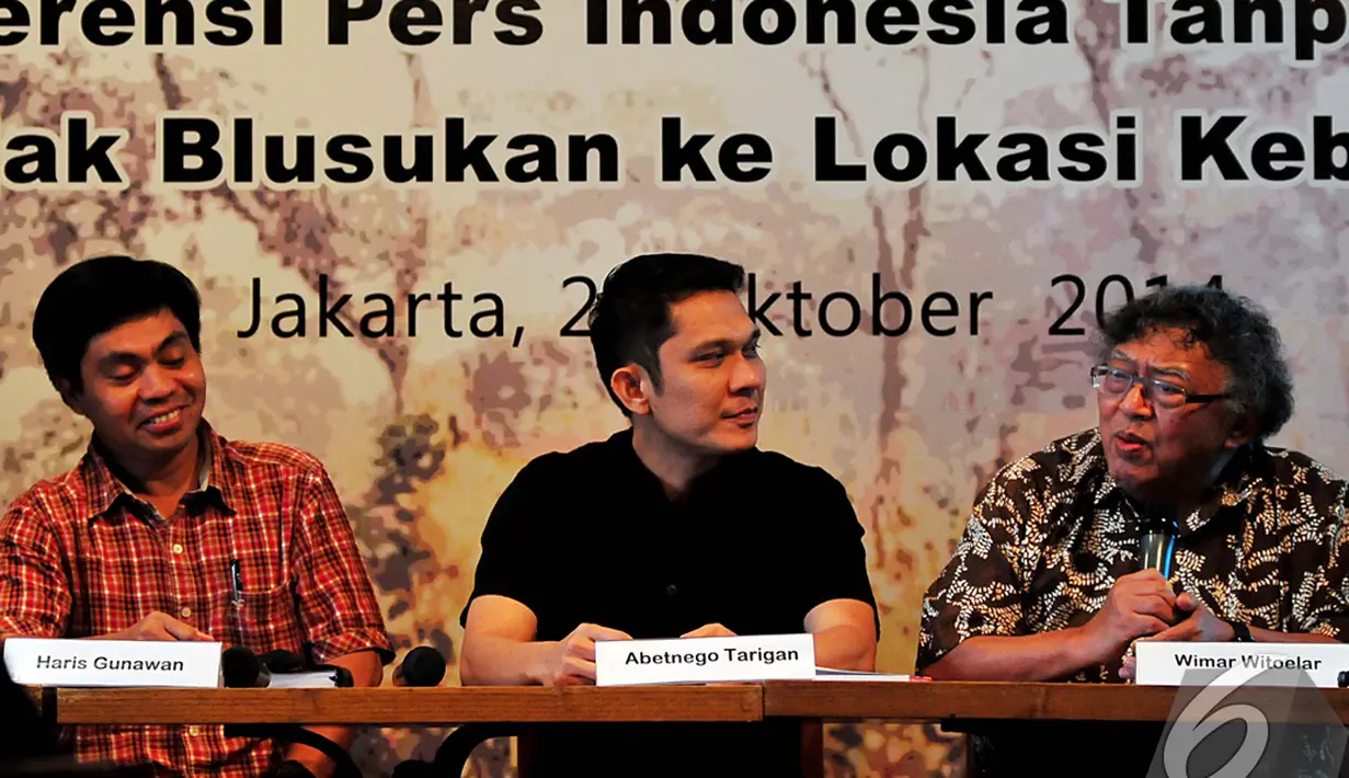 Pendiri Yayasan Perpektif Baru Wimar Witoelar (kanan) meminta Presiden Jokowi mencegah kebakaran hutan menjadi agenda utama, Jakarta, Selasa (28/10/2014). (Liputan6.com/Johan Tallo)