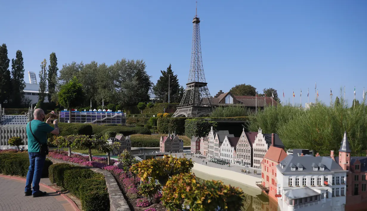 Turis mengambil foto di Taman Mini Eropa di Brussel, Belgia, pada 22 September 2020. Taman tersebut menyuguhkan versi miniatur dari berbagai lokasi wisata di Eropa. Taman Mini Eropa dibuka kembali pada Mei 2020 dengan menerapkan langkah-langkah pencegahan penyebaran COVID-19. (Xinhua/Zheng Huansong)