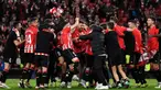 Para pemain Athletic Bilbao merayakan kemenangan mereka pada akhir pertandingan leg kedua semifinal Copa del Rey (Piala Raja) Spanyol melawan Atletico Madrid di Stadion San Mames, Bilbao pada 29 Februari 2024. (ANDER GILLENEA/AFP)