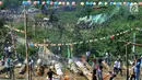 Suasana Pesta Rakyat Sukamakmur berupa atraksi tradisional kluwung karbit di Desa Sukamakmur, Bogor, Minggu (16/6/2019). Kegiatan berupa perang meriam karbit yang terbuat dari batang pohon kapuk antar desa setelah perayaan lebaran ini terakhir diselenggarakan 13 tahun silam.(merdeka.com/Arie Basuki)