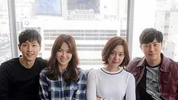Song Joong Ki (kiri) merangkul pundak Song Hye Kyo. Ketika berfoto bersama dengan pasangan artis lainnya. (Liputan6.com/IG/song0919song)