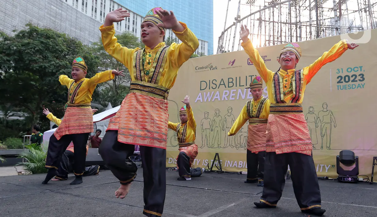 Pentas Gempita Fashion Disabilitas bertujuan untuk menumbuhkembangkan sekaligus memaksimalkan potensi-potensi yang ada pada penyandang disabilitas, di antaranya melalui kegiatan seni dan musik. (Liputan6.com/Angga Yuniar)