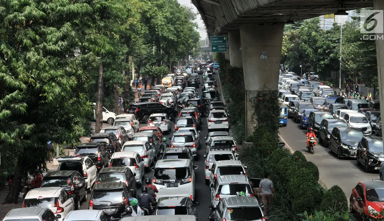 Kendaraan terjebak kemacetan saat melintasi lokasi aksi demo Gojek di depan Pasar Raya Blok M, Jakarta, Senin (5/8/2019). Penuhnya Jalan Iskandarsyah oleh ratusan mobil milik sopir GoCar tersebut menyebabkan kemacetan panjang di dua ruas. (merdeka.com/Iqbal S. Nugroho)