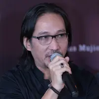 Foto Preskon Melayang bersama 2D (Dian Pramana Poetra dan Deddy Dhukun) (Dezmond Manullang/bintang.com)