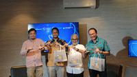 Narasumber diskusi publik Kopisains: The Spirit of Quantum dan petinggi penyelenggara acara di Jakarta. (Dari kiri ke kanan) Achmad Firdaus Pemimpin Redaksi Medcom.id, Ketua Kelompok Riset Fisika Kuantum, Magnetik dan Ionik, Dr. Adam Badra Cahaya, B.Sc., M.Sc., Guru Besar Fisika Teori IPB University, Prof. Dr. Husein Alatas, M.Si., Direktur Diseminasi dan Pemanfaatan Sains dan Teknologi, Direktorat Jenderal Sains dan Teknologi Kemendiktisaintek, Prof. Dr. Eng. Yudi Darma, M.Si. Liputan6.com/Matahari Kartika Purusakara.
