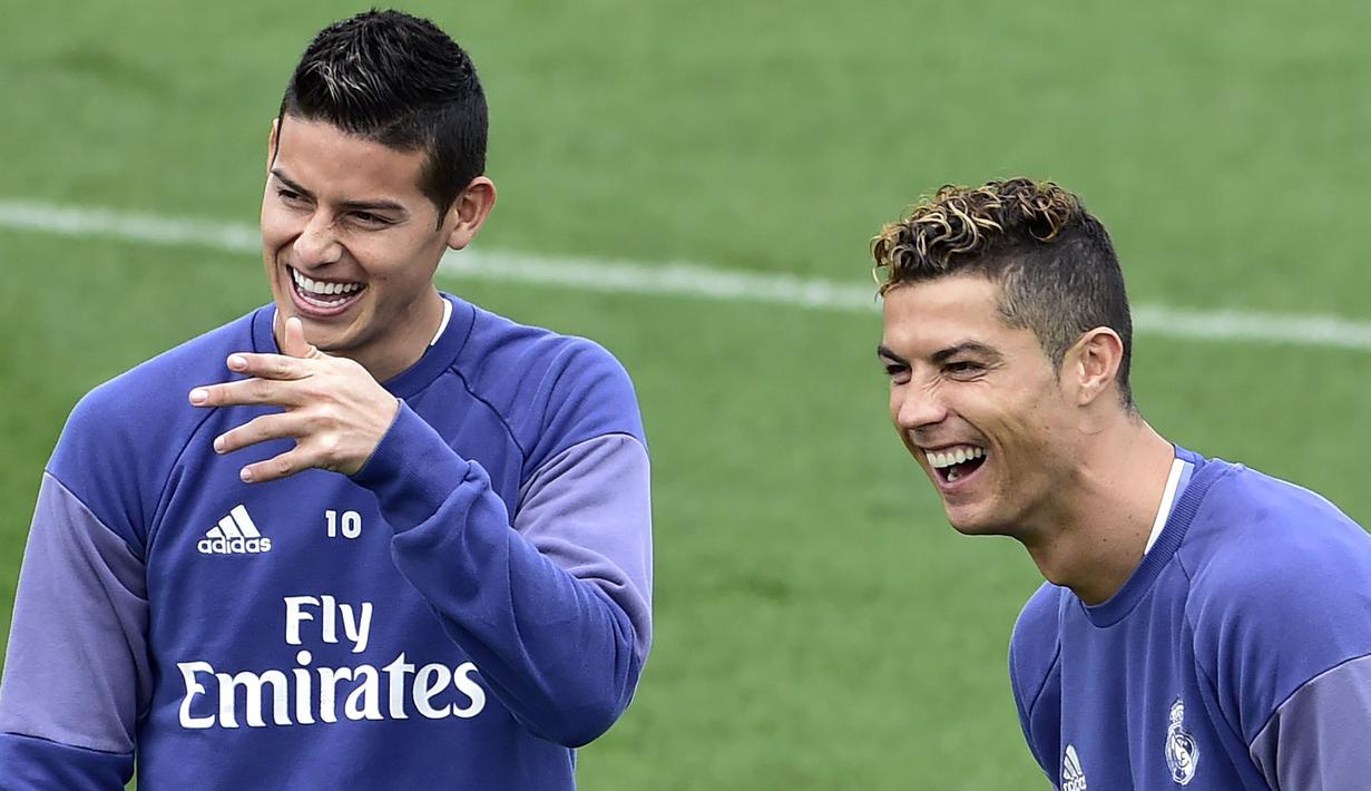 James Rodriguez bersenda gurau dengan Cristiano Ronaldo di sesi latihan Real Madrid, (5/5/2017). (AFP/Gerard Julien)