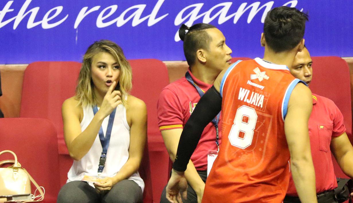 Agnes Monica memberikan semangat kepada kekasihnya, Wijaya sebelum laga IBL antara Stadium Jakarta vs CLS Knight di Hall A Senayan, Jakarta, Rabu (13/1/2016). (Bola.com/NIcklas Hanoatubun)
