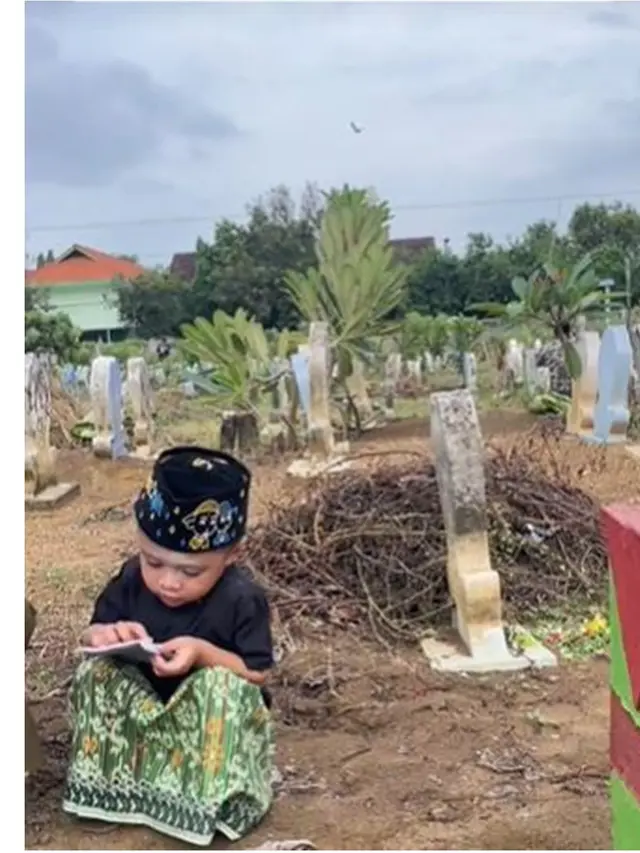 Bocah Ini Baca Iqra di Makam Eyang Buyut karena Belum Bisa Al-Qur'an, Banjir Pujian