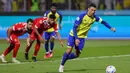 Pemain Al Nassr, Cristiano Ronaldo menendang bola dari titik penalti ke gawang Al Wehda yang membuahkan gol dalam pertandingan lanjutan pekan ke-16 Liga Arab Saudi 2022/2023 yang berlangsung di King Abdulaziz Sports City Stadium, Jumat (10/2/2023) WIB. empat golnya ke gawang Al Wehda memastikan Ronaldo telah mencapai 503 gol di liga sepanjang karier profesionalnya. (AFP)