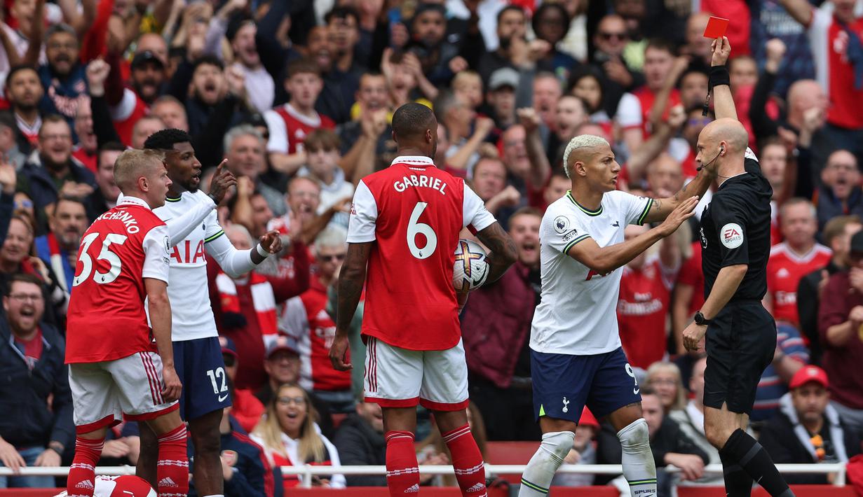 Emerson Royal. Bek Tottenham Hotspur, Emerson Royal (kedua kiri) diganjar kartu merah oleh wasit Anthony Taylor saat menghadapi Arsenal pada laga pekan ke-9 Liga Inggris 2022/2023 di Emirates Stadium, London (1/10/2022). Kartu merah diterima akibat menghajar kaki Gabriel Martinelli saat keduanya terlibat perebutan bola di pinggir lapangan pada menit ke-62. Ia juga mendapatkan skors dalam 3 pertandingan. (AFP/Adrian Dennis)