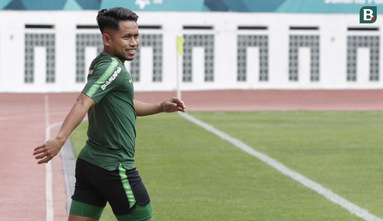 Pemain Timnas Indonesia, Andik Vermansah, tersenyum saat latihan di Stadion Wibawa Mukti, Jawa Barat, Sabtu (3/11). Latihan ini persiapan jelang Piala AFF 2018. (Bola.com/M Iqbal Ichsan)